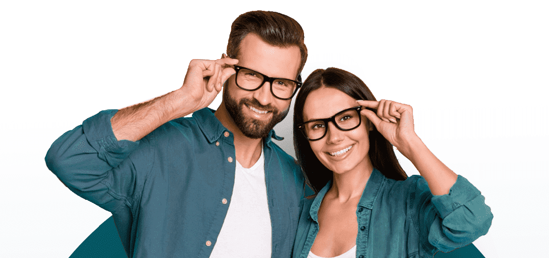 mujer y hombre con lentes